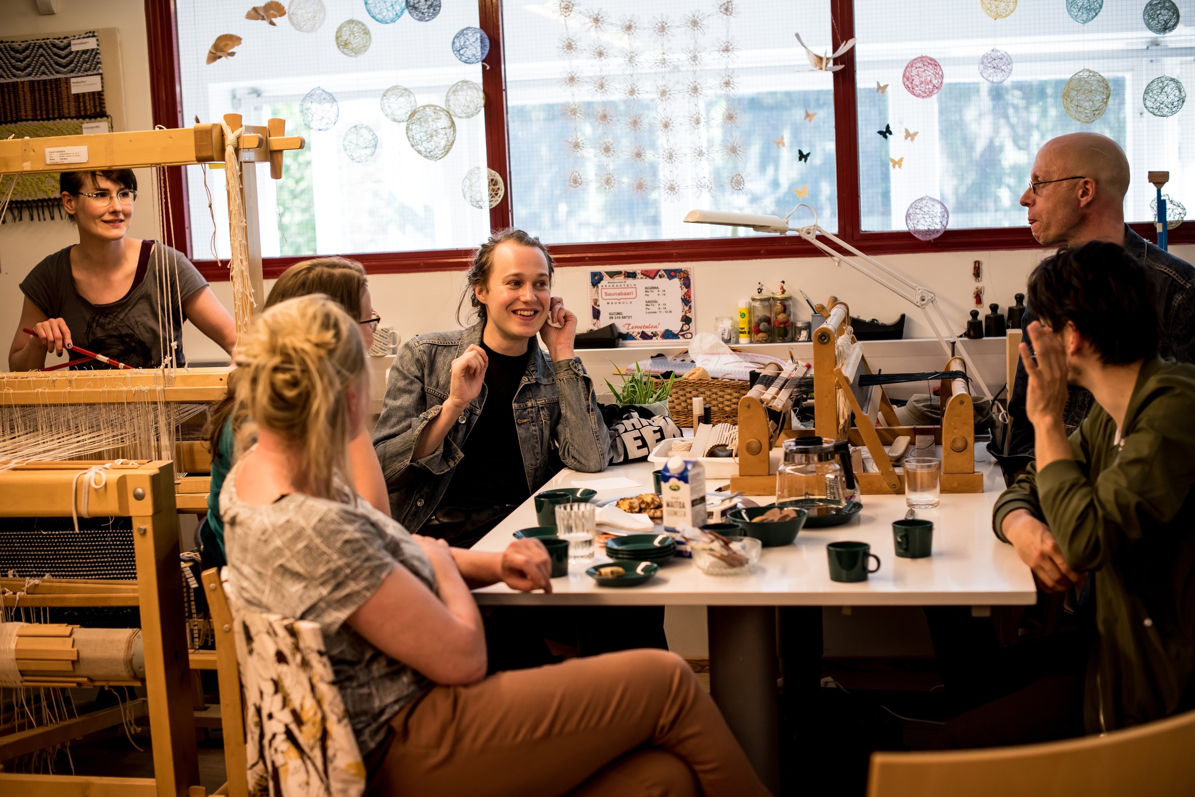 Participants' coffee break at Saunabaari weaving workshop