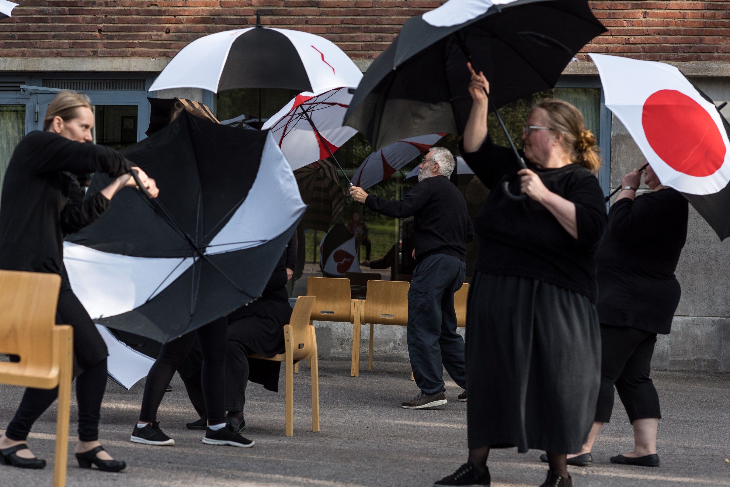Dance performance with self-made umbrellas Saunabaari
