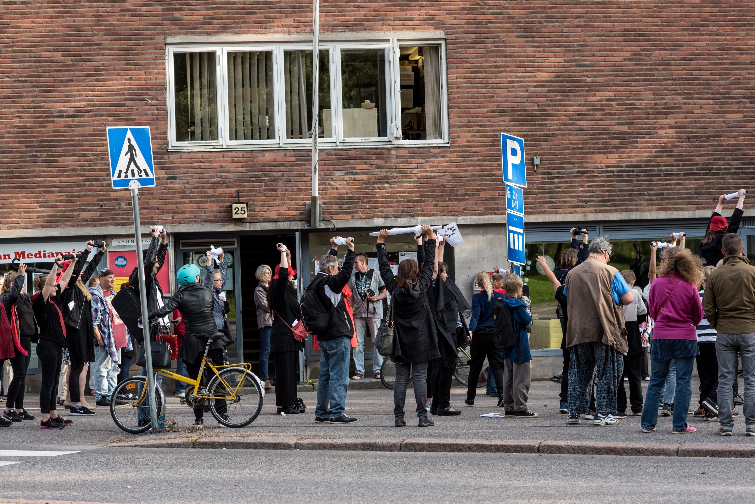 Dance performance with self-made umbrellas and audience