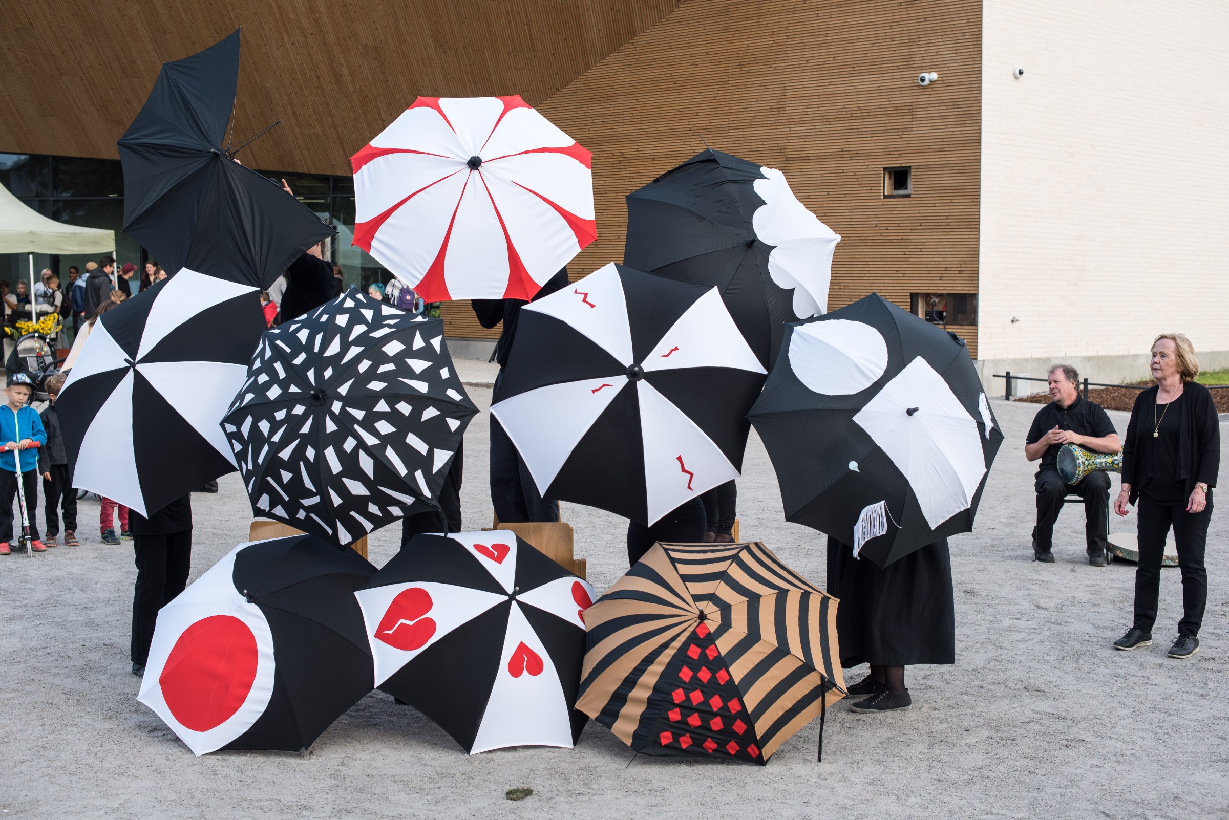 Dance performance with self-made umbrellas