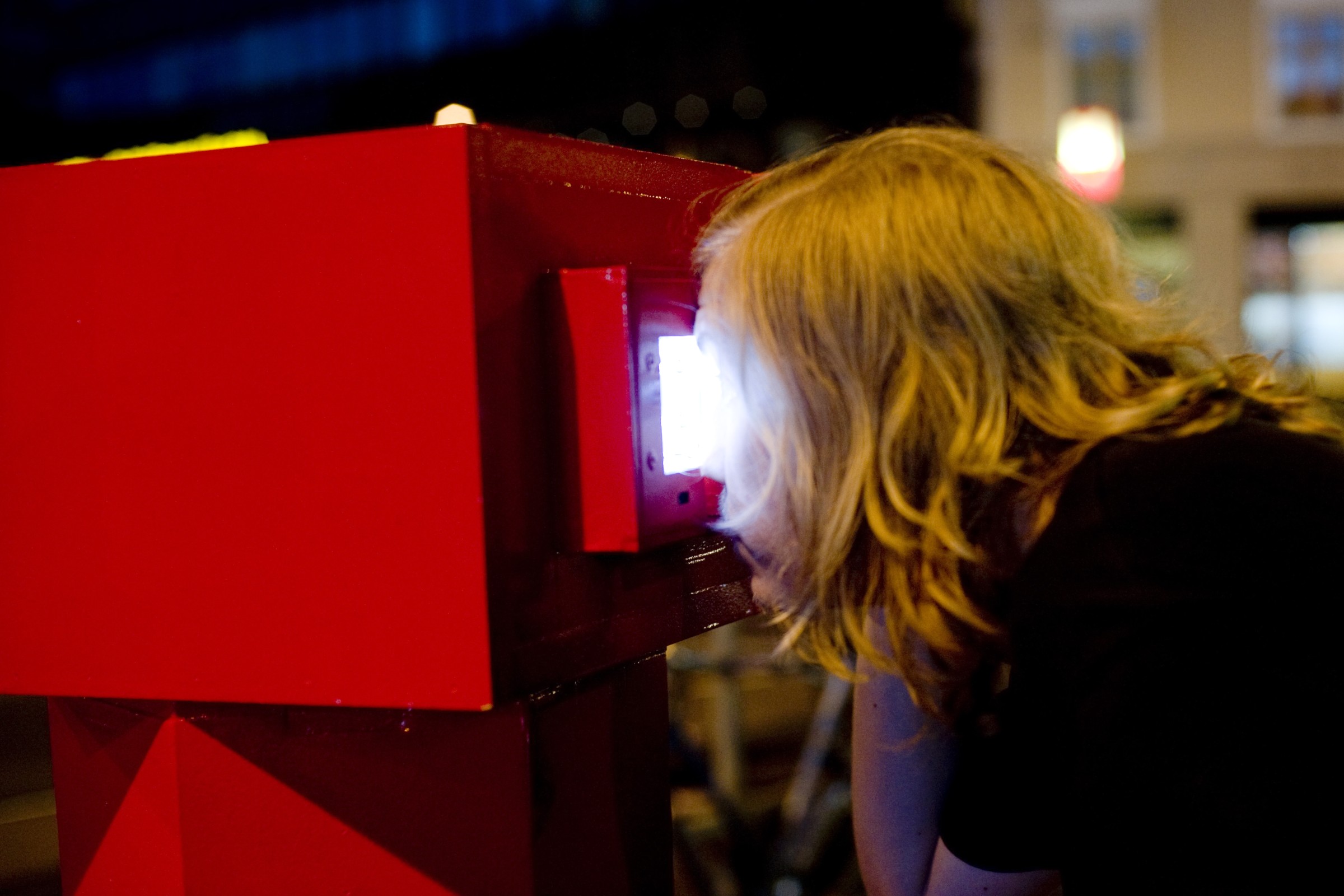 Binoculars to.. from viewer peeks in